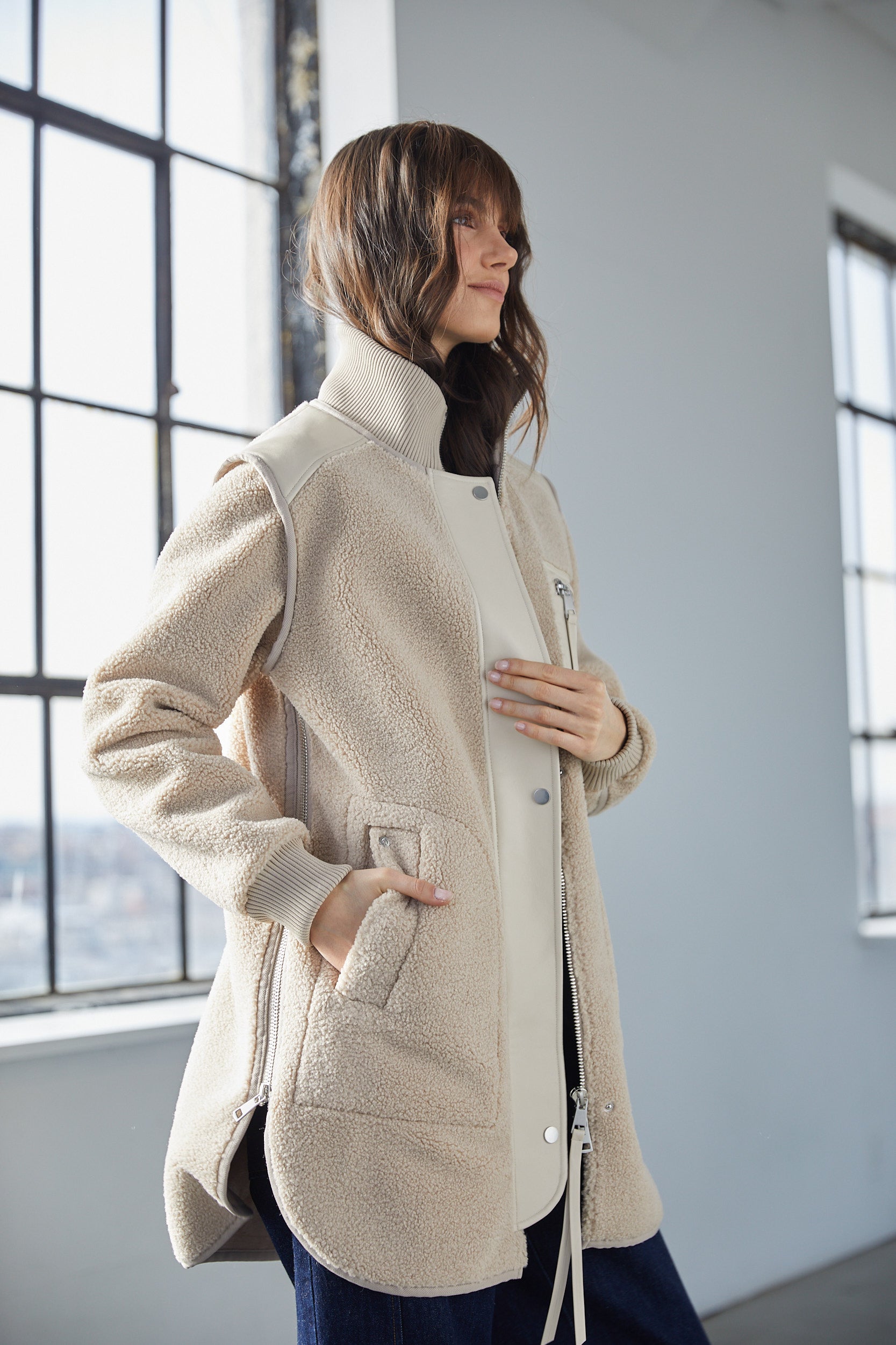 Manteau en faux shearling avec accent de cuir végan & fermeture éclair latérale Audrey