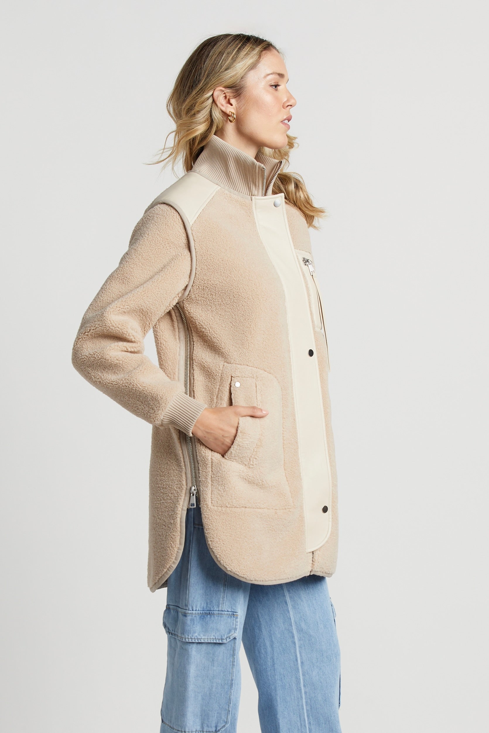 Manteau en faux shearling avec accent de cuir végan & fermeture éclair latérale Audrey