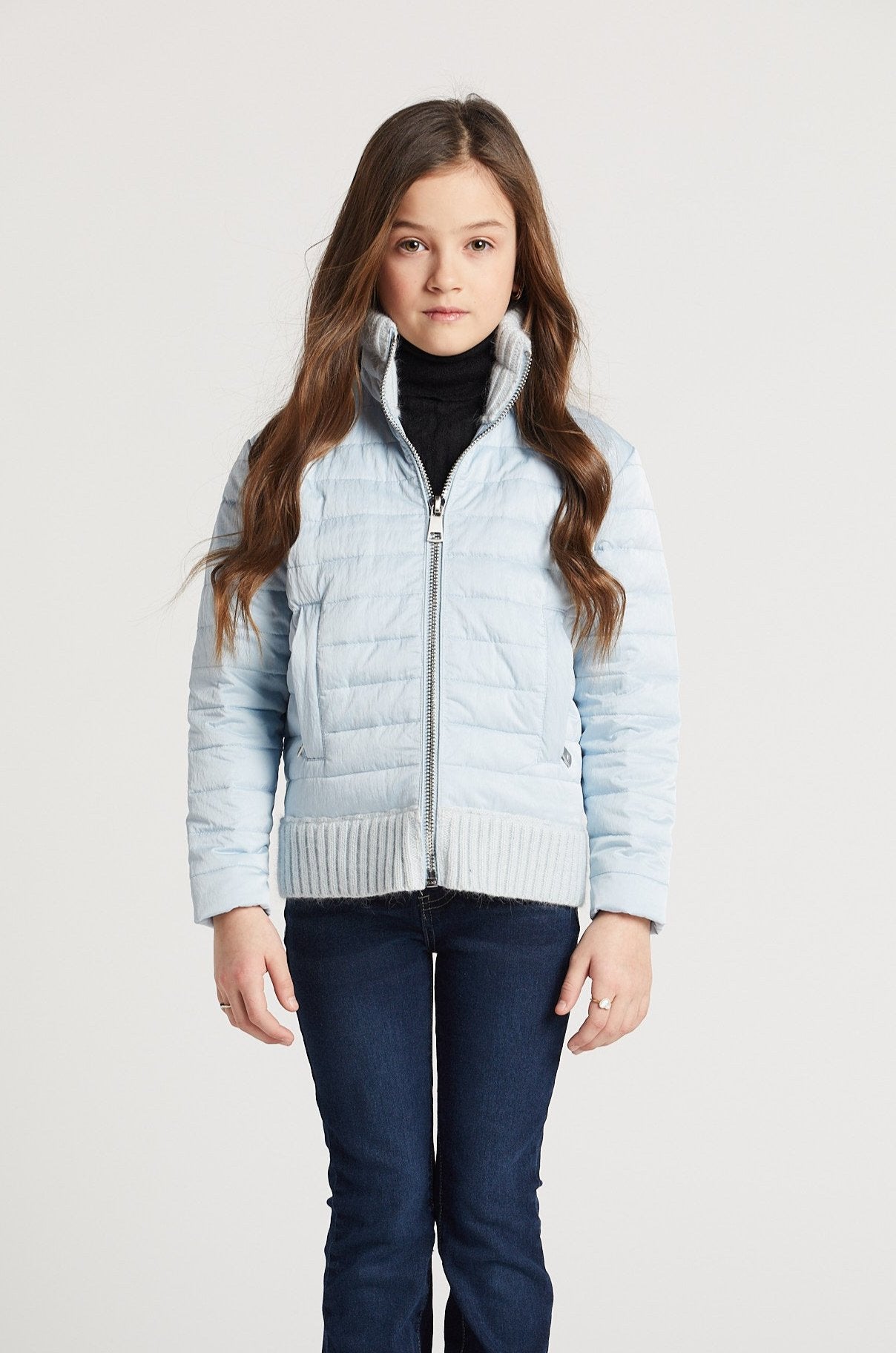 Manteau en duvet matelassé avec détails en tricot lulu