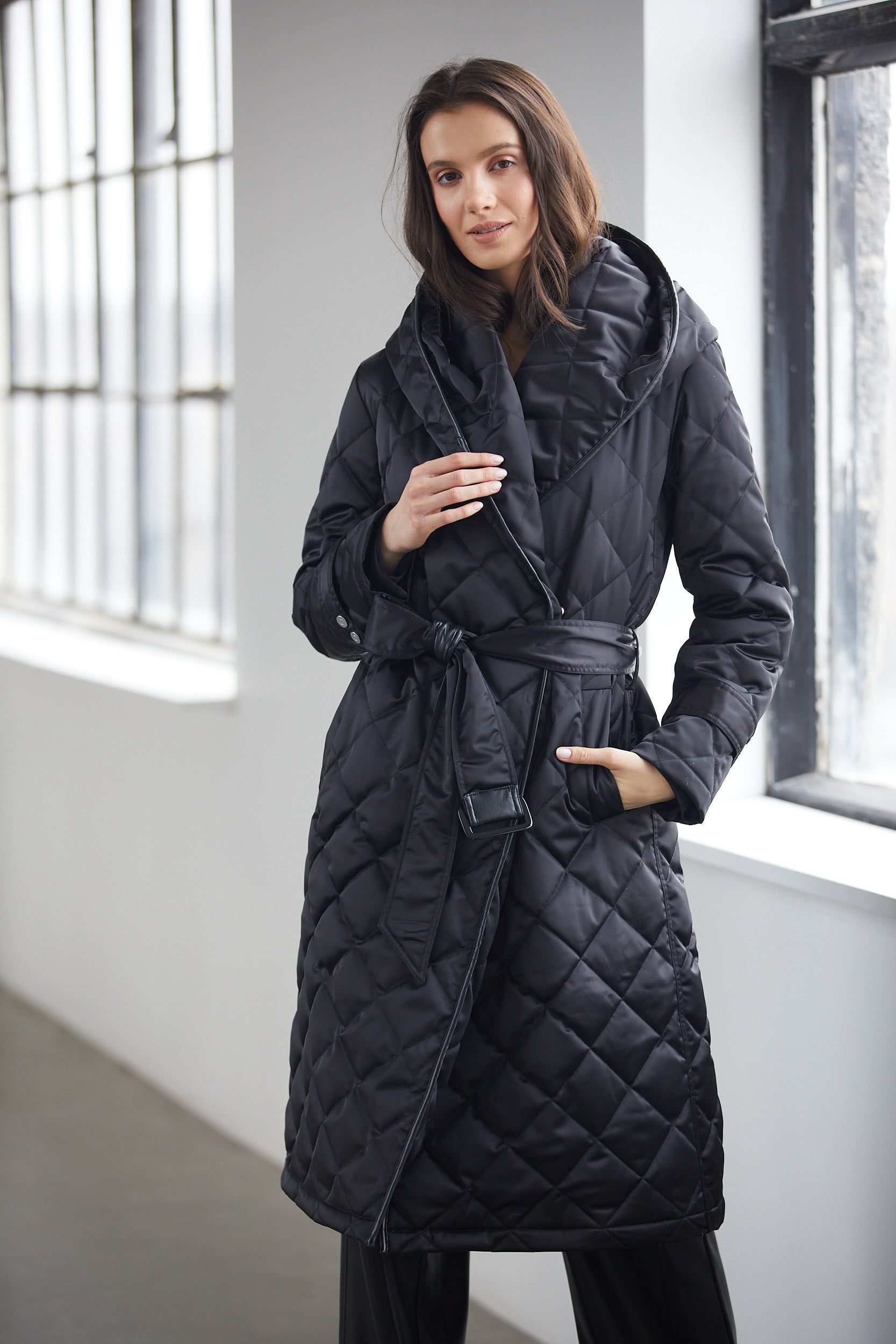 Manteau long à capuche en duvet matelassé avec accents de cuir vegan Salem