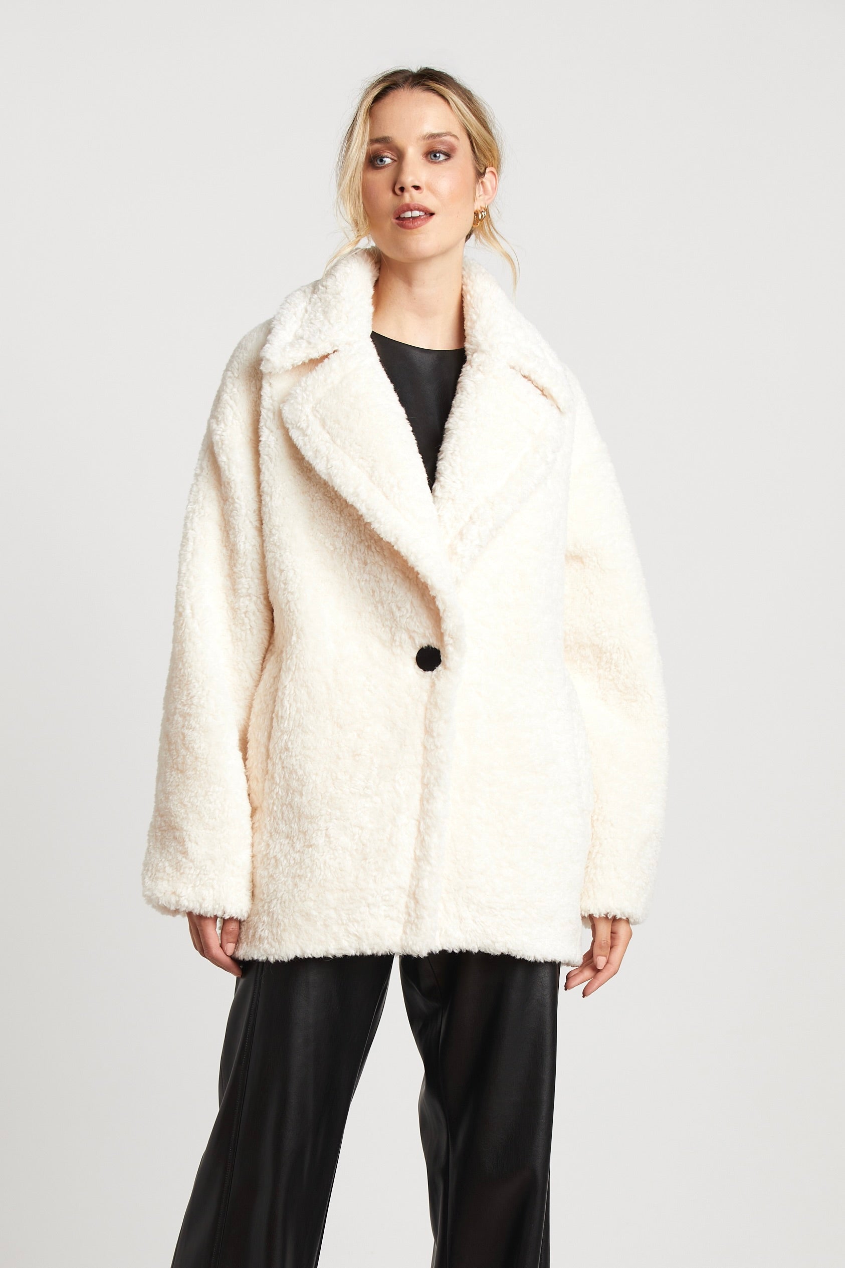 Manteau mi-long en fausse fourrure Saskia